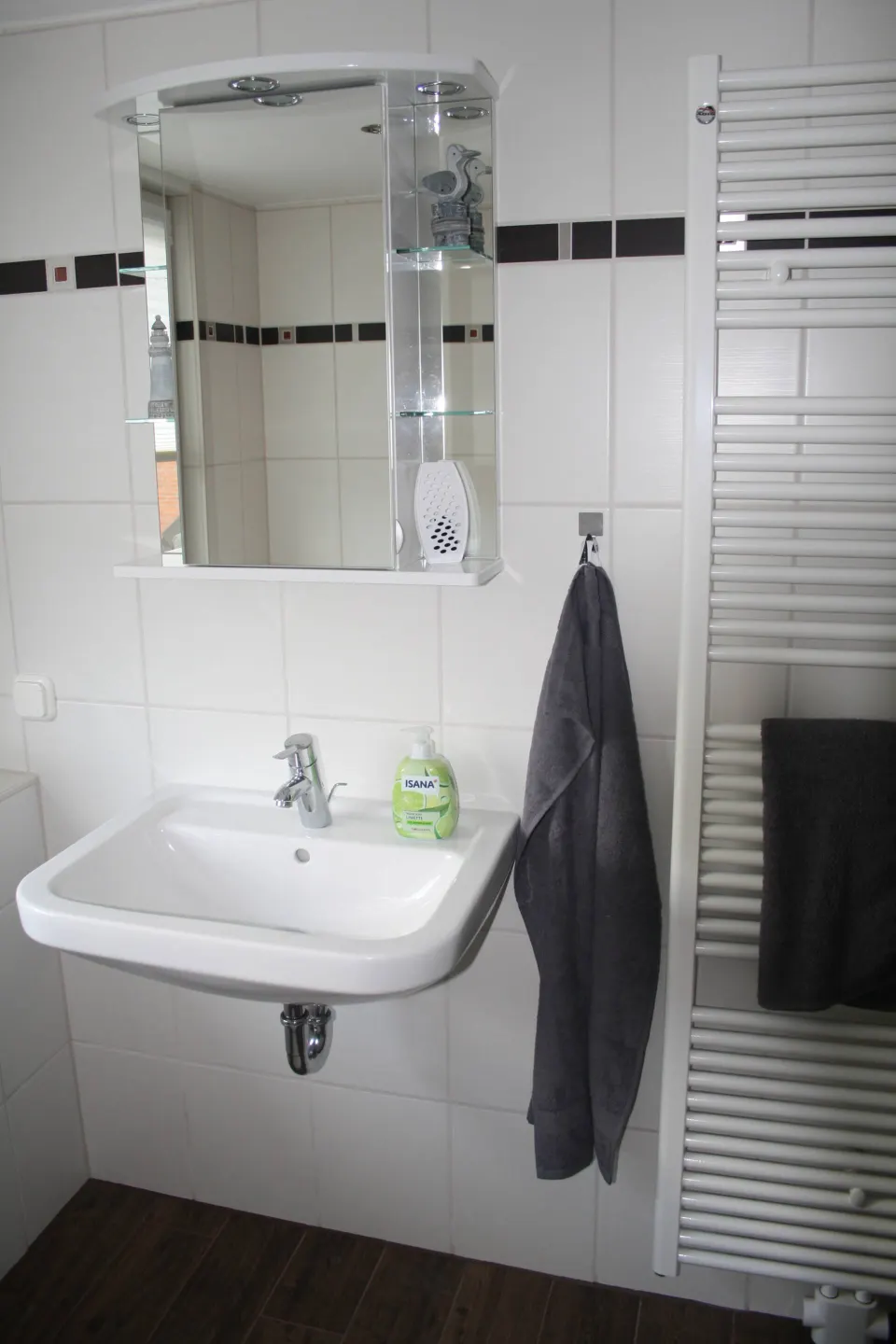 Waschbecken mit Spiegelschrank und Handtuchheizkörper