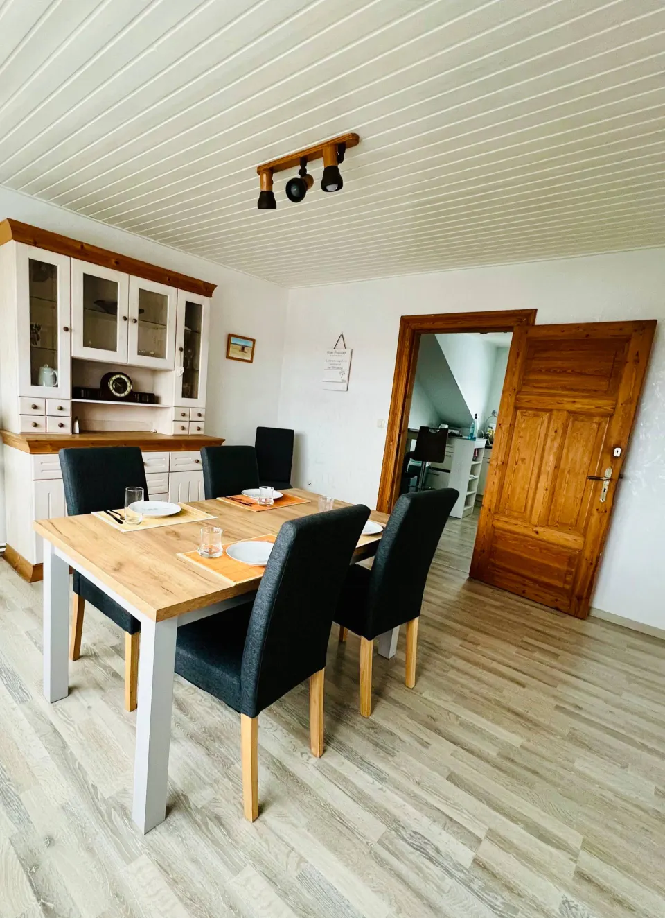 Essbereich mit Buffetschrank und Holztisch