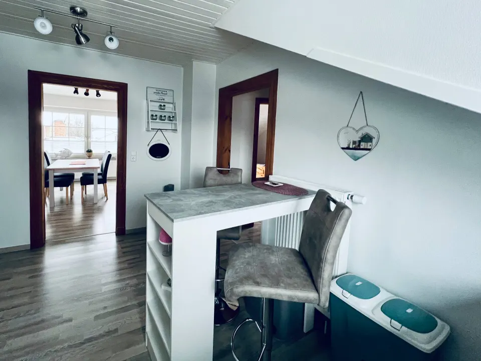 Frühstücksbar mit Barhocker und Blick in den Essbereich