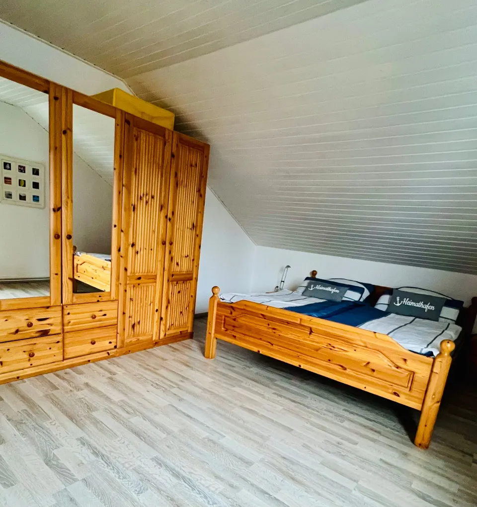 Schlafzimmer mit großem Kiefernschrank und Doppelbett